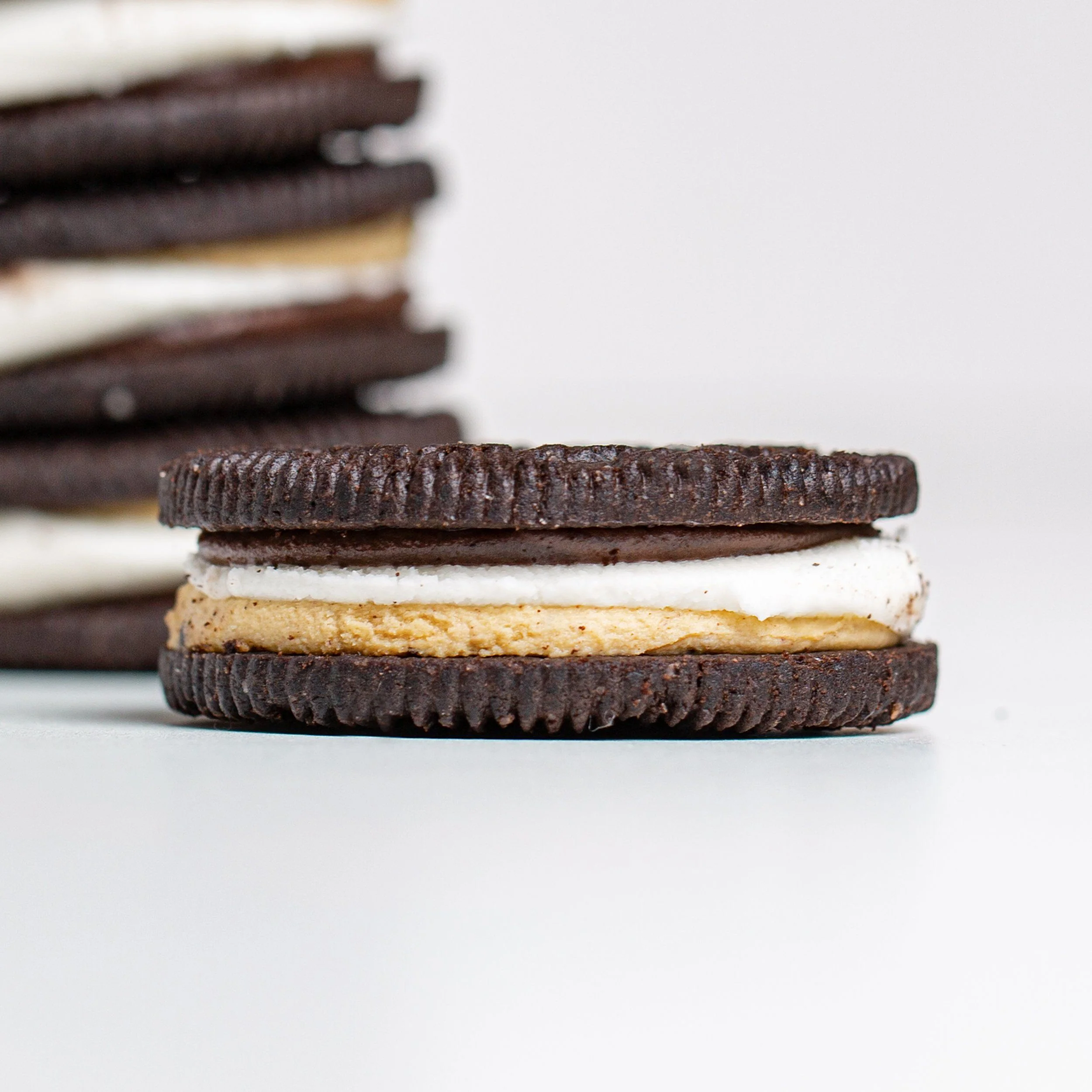 Oreo Brookie-o Limited Edition, biscotti con tre strati di crema da 374g - Image 2