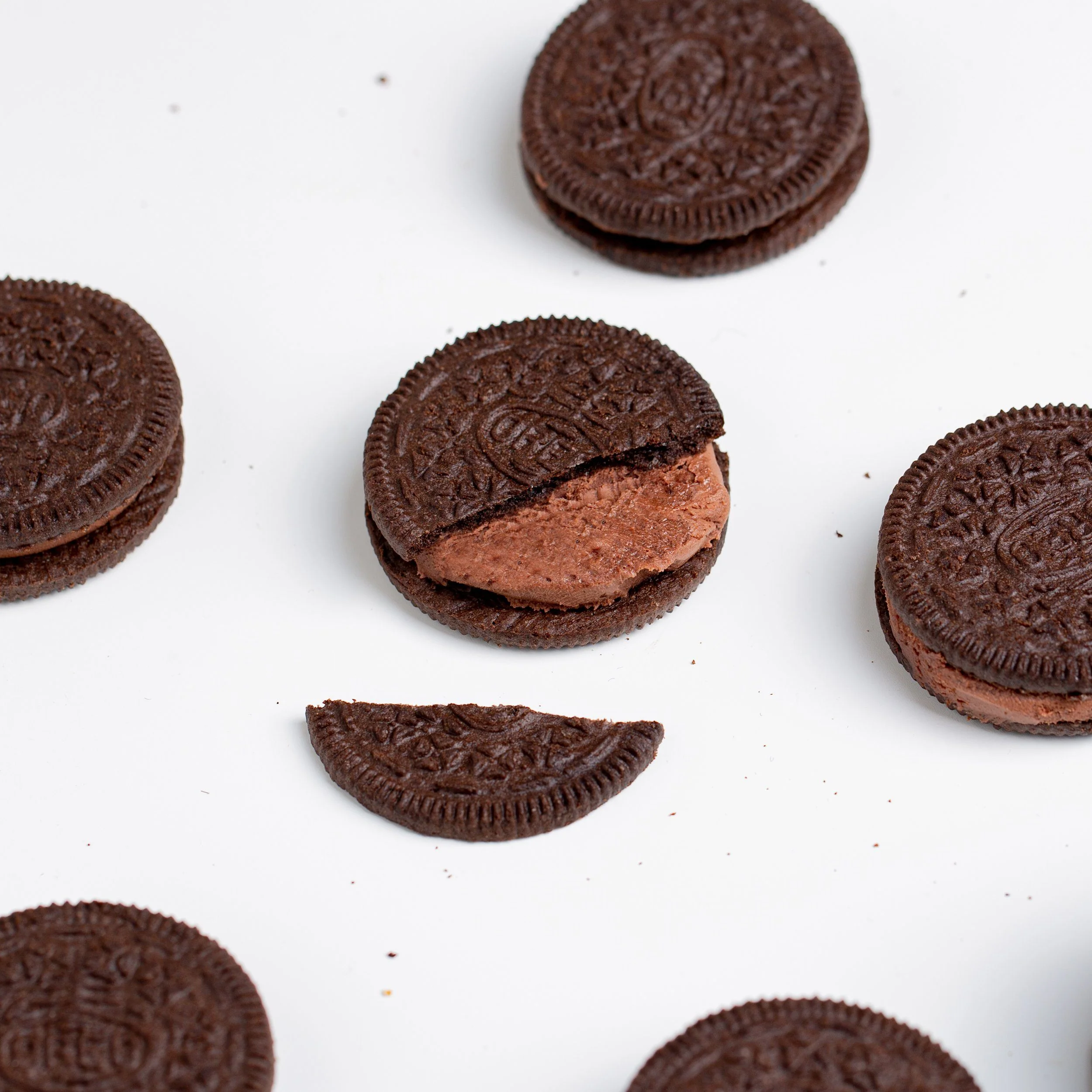 Oreo Chocolate Hazelnut, biscotti con crema alla nocciola da 482g - Image 3